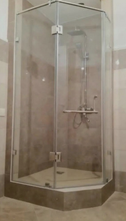 СТЕКЛЯННАЯ ТРАПЕЦИЕВИДНАЯ ДУШЕВАЯ, С РАСПАШНОЙ ДВЕРЬЮ